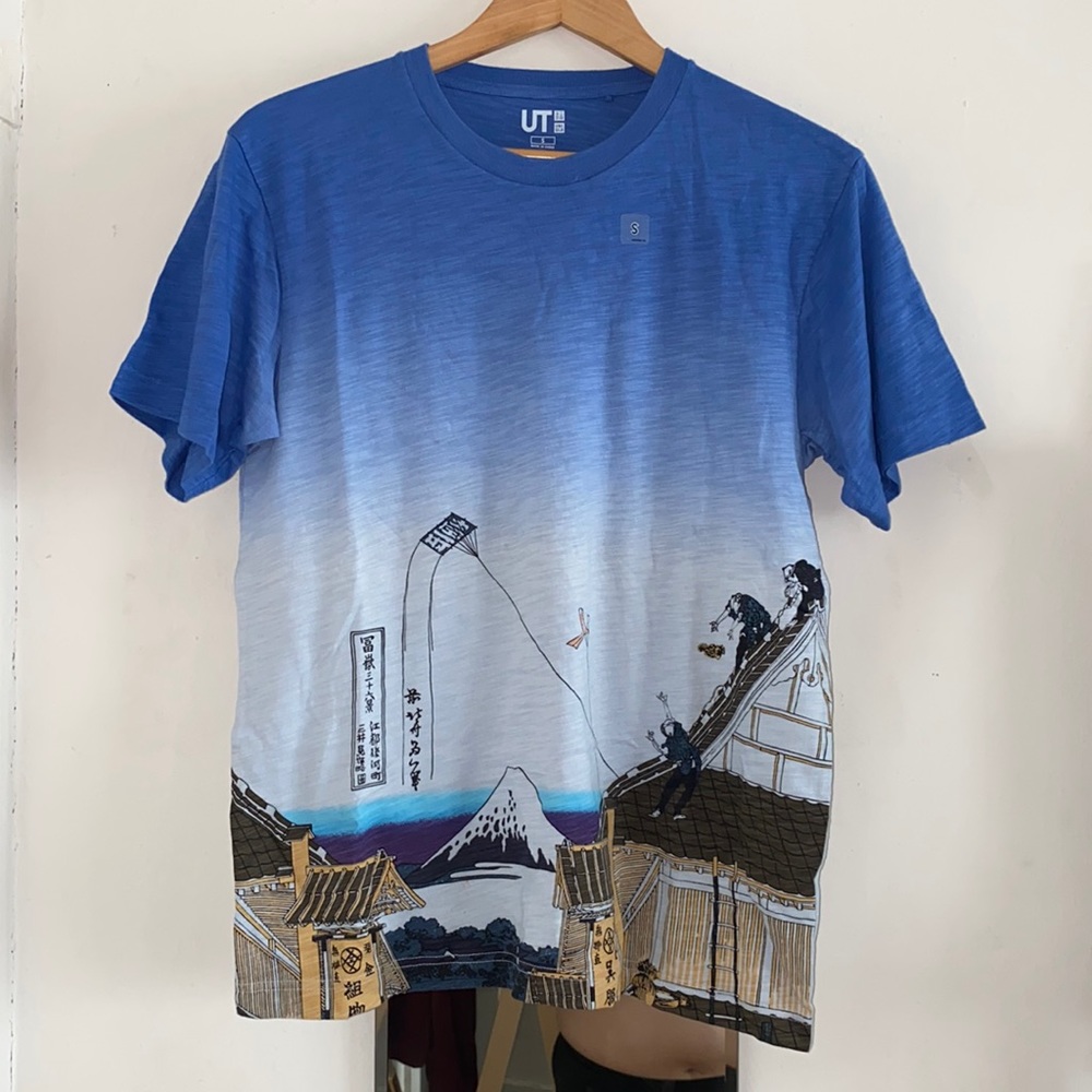 NWOT - Uniqlo - Hokusai Blue Collection Graphic Tee